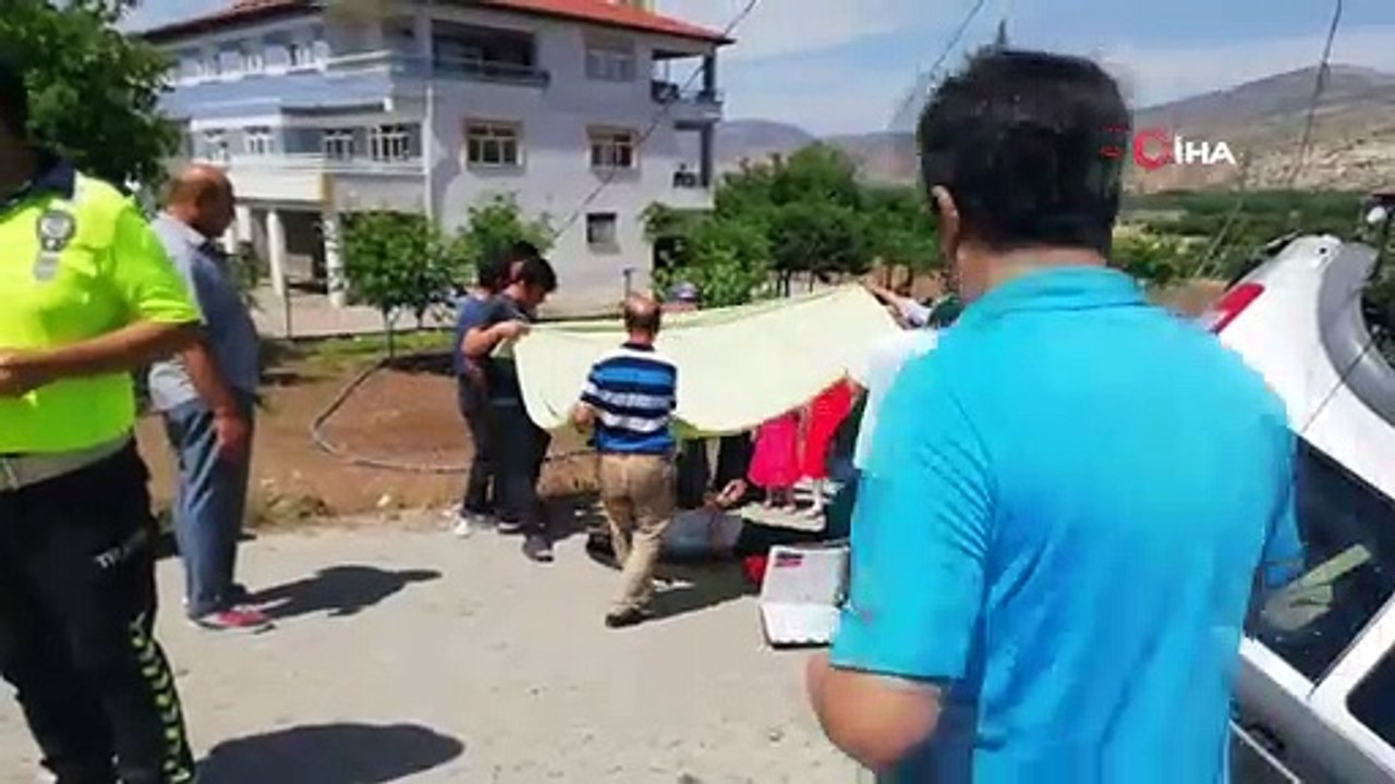 Güneş altında bekleyen yaralıların üzerinde örtü açıp gölge yaptılar