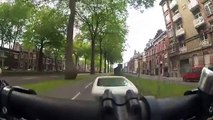 Un motard insulte un cycliste à Lille (Instant Karma)