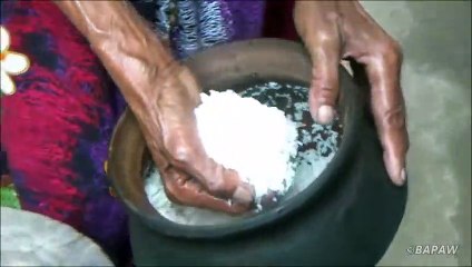 Village de Nourriture des Larves et des Œufs Larves préparé dans mon village par la grand-mère