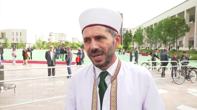 BESIMTARËT MYSLIMANË FALIN FITER BAJRAMIN NË SHESHIN 'SKËNDËRBEJ'