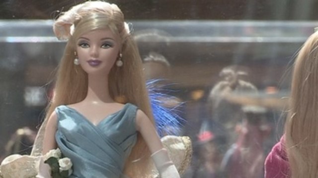 Barbie: Cine y moda , una colección de 180 muñecas de cine y de alta costura