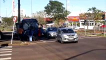 Colisão de trânsito envolve ônibus em Cascavel