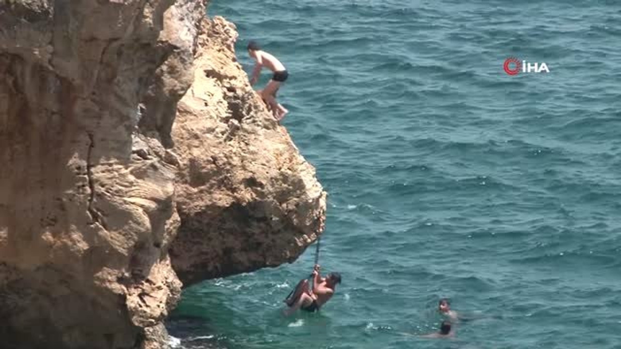 Çocukların falezlerde tehlikeli deniz keyfi