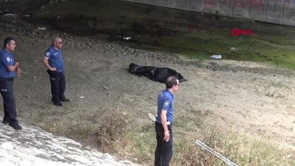 ADANA BAYRAM ZİYARETİNE GİDERKEN OTOMOBİLLE KANALA UÇTULAR 1 ÖLÜ 4 YARALI