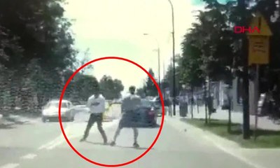 Bayılttığı adamı araba çarpmasın diye kenara çekti