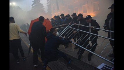 Descargar video: RTV Ora - Lirohen 40 të arrestuarit e protestës së opozitës, 2 mbeten në burg