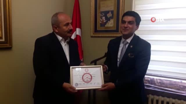 Yusufeli'nde yenilenen seçimi kazanan Eyüp Aytekin mazbatasını aldı