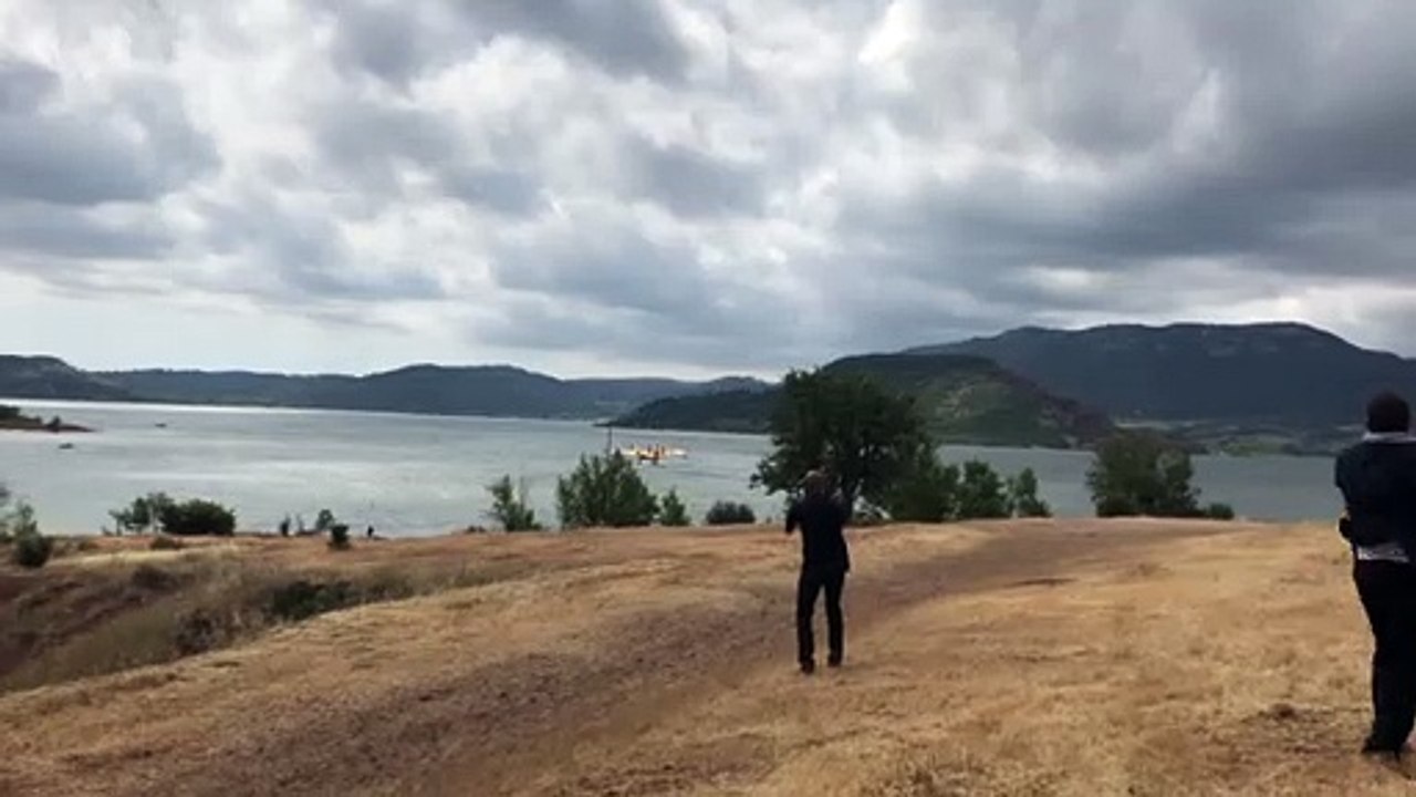 Des canadairs en démonstration au lac du Salagou