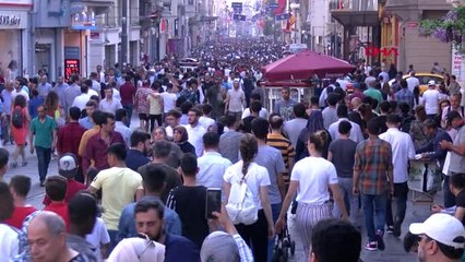 İSTİKLAL CADDESİ'NDE BAYRAM YOĞUNLUĞU