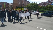 Trabajadores de la limpieza del HUCA cortan una calle en Oviedo