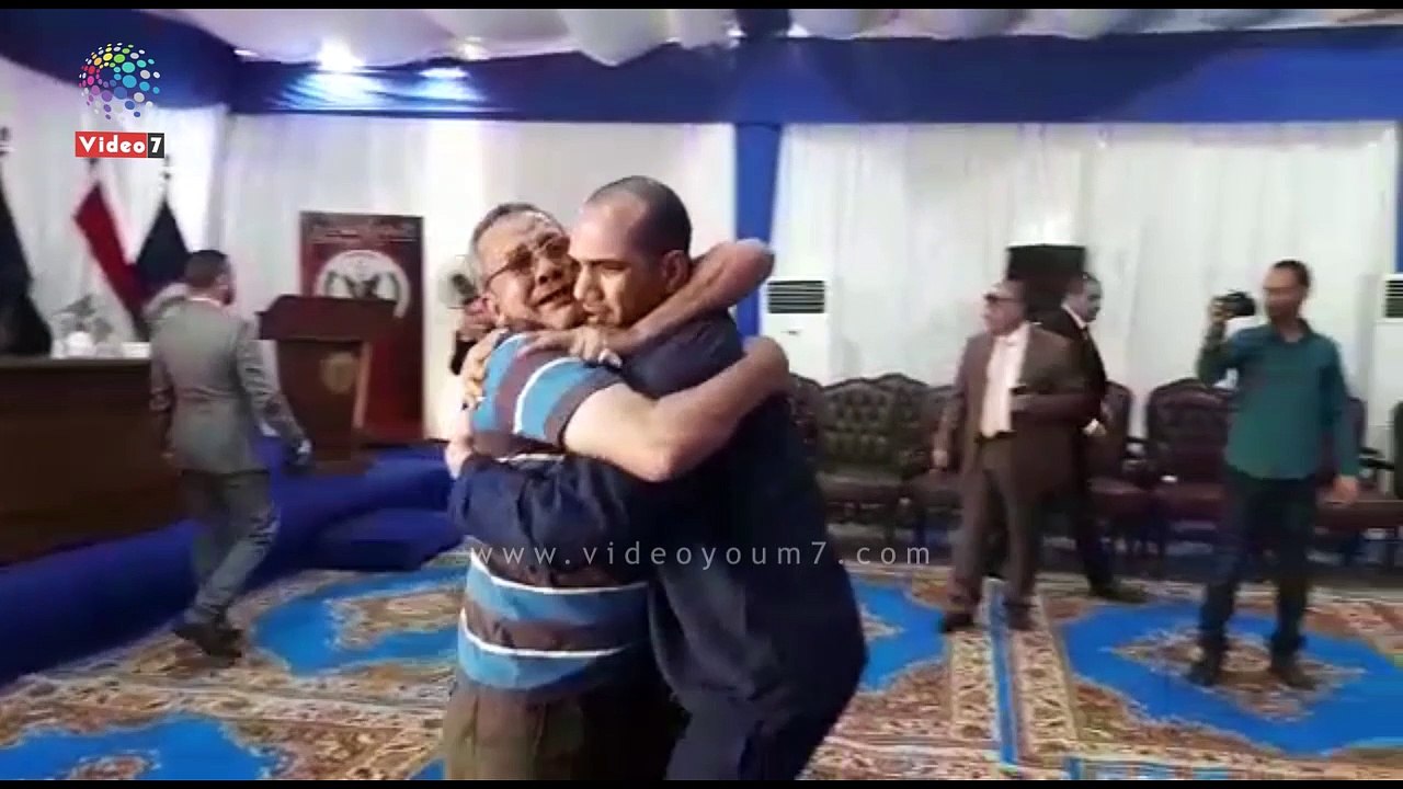 سجين يحتضن والده عقب العفو عنه.. ويؤكد: تحيا مصر والرئيس