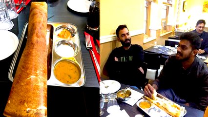 WORLD CUP 2019 | தோசையை ஒரு பிடி, பிடிக்கும் தினேஷ் கார்த்திக், விஜய் சங்கர்..!!