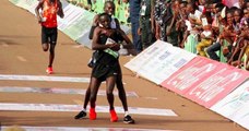 Cet athlète kenyan sacrifie sa course quelques mètres avant l'arrivée pour venir en aide à un coureur au sol