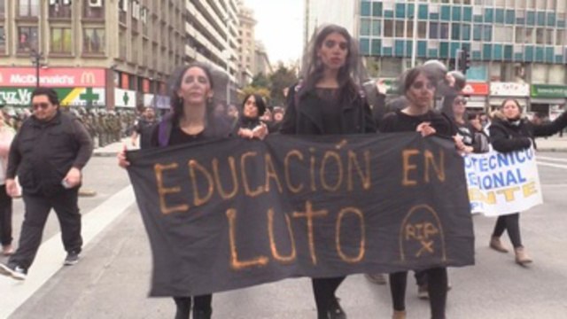 Profesores chilenos marchan por la muerte de la educación pública
