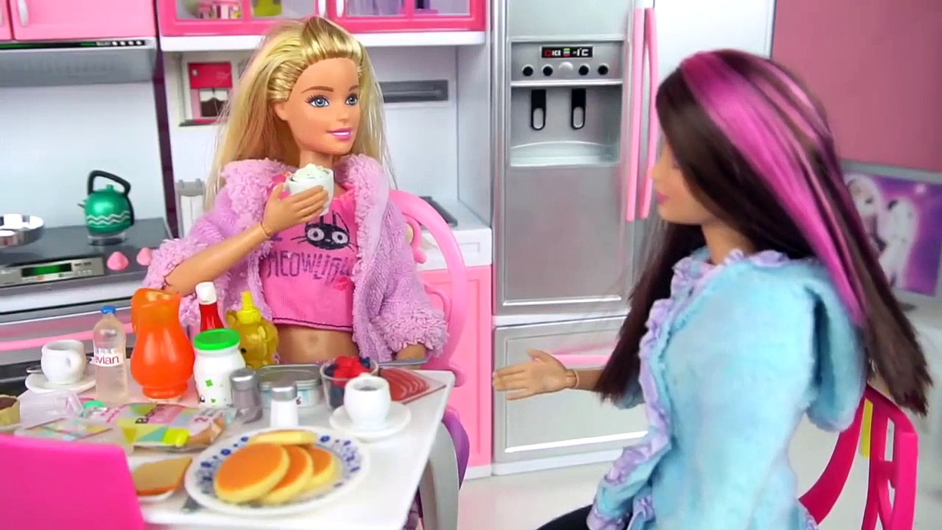 dinosaurio bruscamente taza Barbie Hermanas Rutina de Mañana y Noche - Jugando con Muñecas - Vidéo  Dailymotion