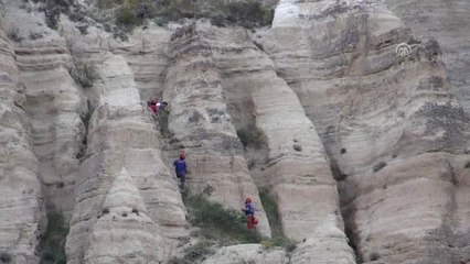 Kayalıklarda mahsur kalan 2 kişi kurtarıldı