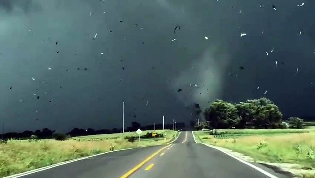 Un conducteur se retrouve face à face avec une grosse tornade à Valeria, Iowa