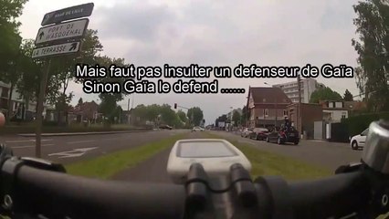 Un cycliste se fait harceler par un homme en scooter mais le karma est de son côté