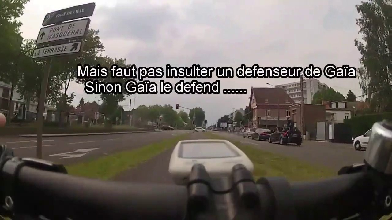 Un cycliste se fait harceler par un homme en scooter mais le karma est de son côté