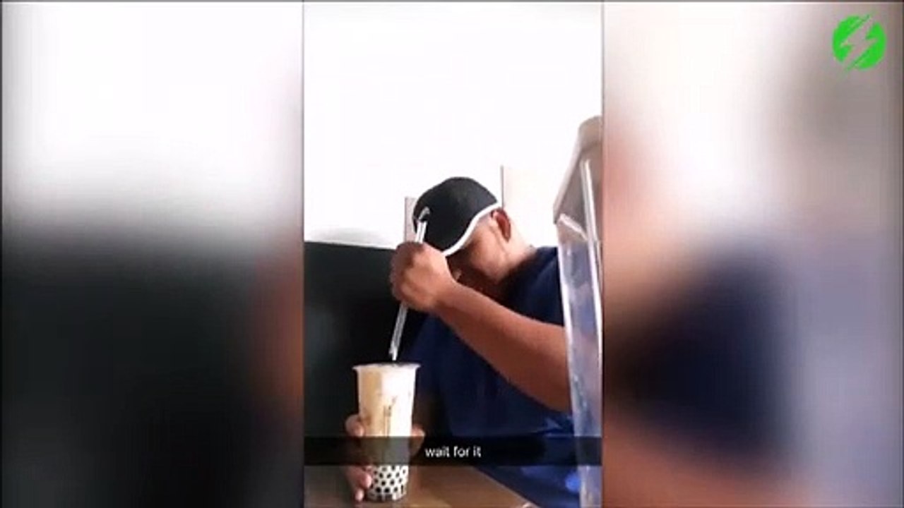 Il plante sa paille dans sa boisson... trop fort! Fail