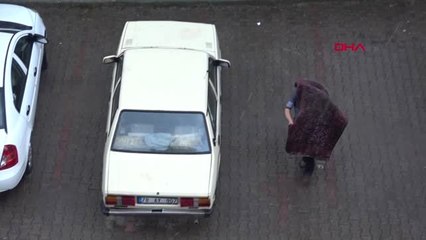 ARAÇLARINI YATAK, HALI, KİLİM, ÖRTÜ VE HAVLUYLA 'DOLU'DAN KORUMAYA ÇALIŞTILAR