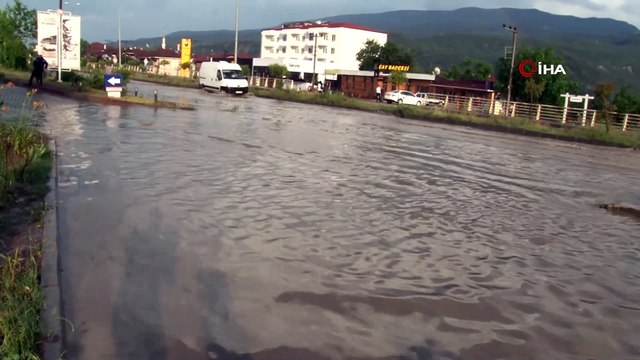 5 dakika etkili olan sağanak ve dolu yolları göle çevirdi