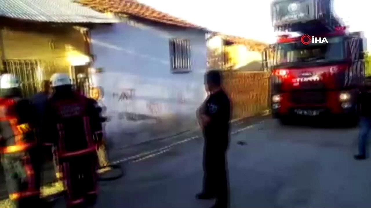 Bunalıma giren şahıs kendi evini ateşe verdi