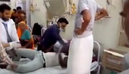 Hastanede büyük skandal! Doktor sedyeye çıkıp hastayı dövdü