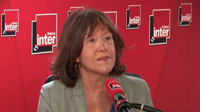 Raphaëlle Bacqué au sujet du père de Lagerfeld : Pendant 30 ans, il ment sur son âge et sa nationalité.