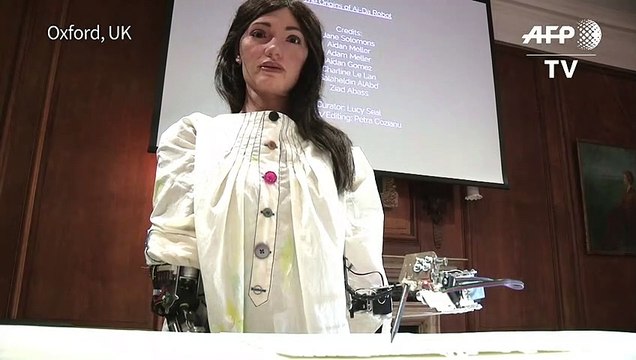 British art dealer unveils pioneering robot artist