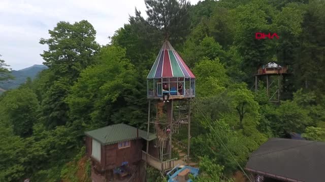 ARTVİN AĞAÇ GÖVDESİNE YAPTIĞI EVE ASMA KÖPRÜ İLE ULAŞIYOR