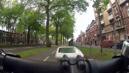 Un motard invective un cycliste et se fait punir par le karma !