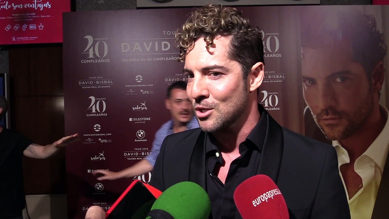David Bisbal cumple 40 años dando el concierto...