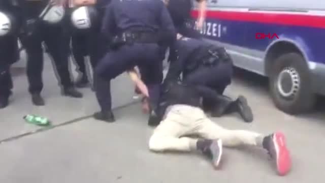 DHA DIŞ ? Avusturya polis aracı, az kalsın gözaltındaki genci eziyordu