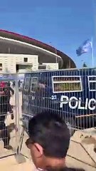 Un policier espagnol frappe un supporter de Liverpool