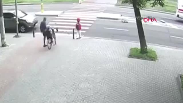 DHA DIŞ ? Kulaklıkla müzik dinliyordu, karşıya geçerken ambulans çarptı