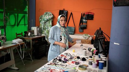 Ελλάδα: Μόδα... από πλαστικές βάρκες και σωσίβια προσφύγων