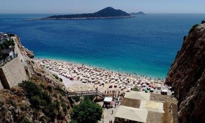 Dünyaca ünlü plajda izdiham yaşandı, 3 kilometrelik araç kuyruğu oluştu