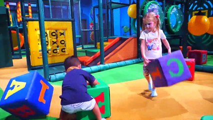 Nastya jouer avec le vendeur de crème glacée et de l'aire de jeux