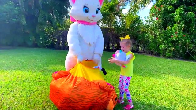 Stacy jouer à faire semblant avec des drôles de kitty