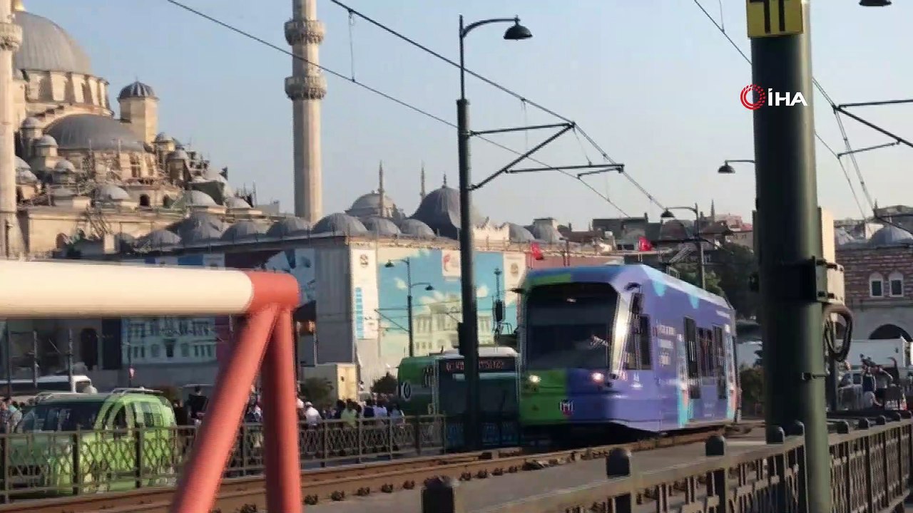 İstanbul'a boş diye geldiler, kalabalıktan raylarda yürüdüler