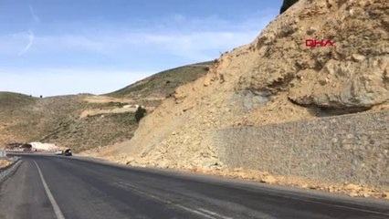 ADIYAMAN HEYELANLA KAYAN KAYA PARÇALARI YOL KENARINA DÜŞTÜ
