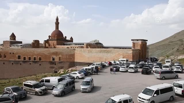 Tarihi İshak Paşa Sarayı'nda bayram yoğunluğu