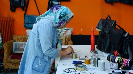 روایت زن مهاجر افغان در یونان؛ «با قایق آمدم، از قایق کیف می‌دوزم»