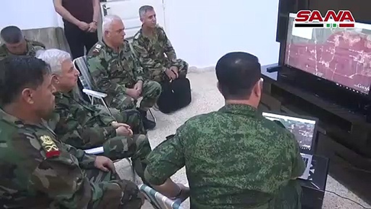 لماذا يلبس "سهيل الحسن" بدلة عسكرية مختلفة عن ضباط ميليشيا أسد؟ (فيديو)