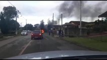 Carro pega fogo em rua de Curitiba