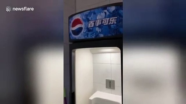 Des urinoirs encastrés dans une armoire à réfrigérateur