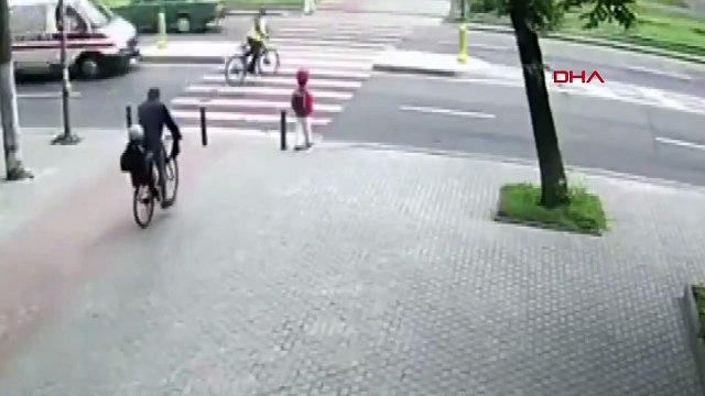 Kulaklıkla müzik dinliyordu, karşıya geçerken ambulans çarptı