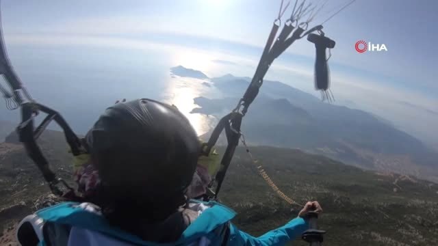 75 yaşındaki Çinli nine Fethiye'de yamaç paraşütü yaptı