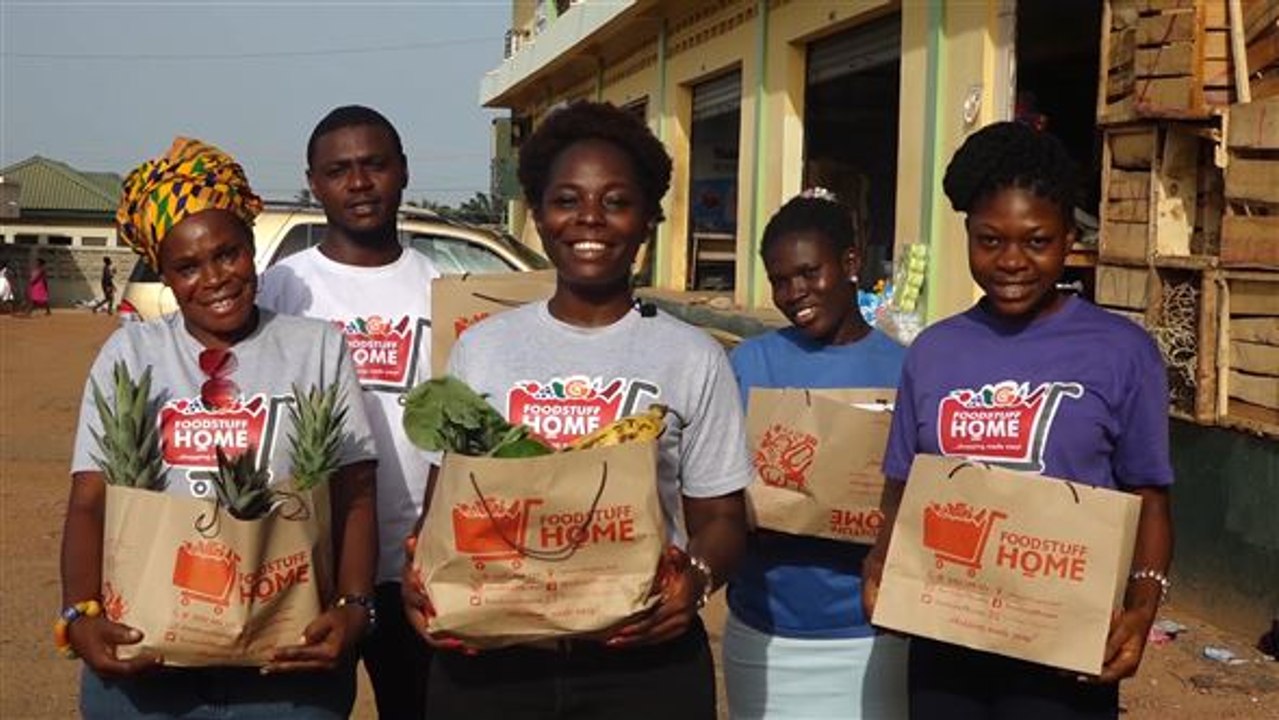 Young CEO: Junge Unternehmerin erledigt die Einkäufe